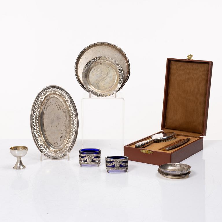 Skål, bägare, borste, kam, ett par saltkar samt 6 st fat, silver.