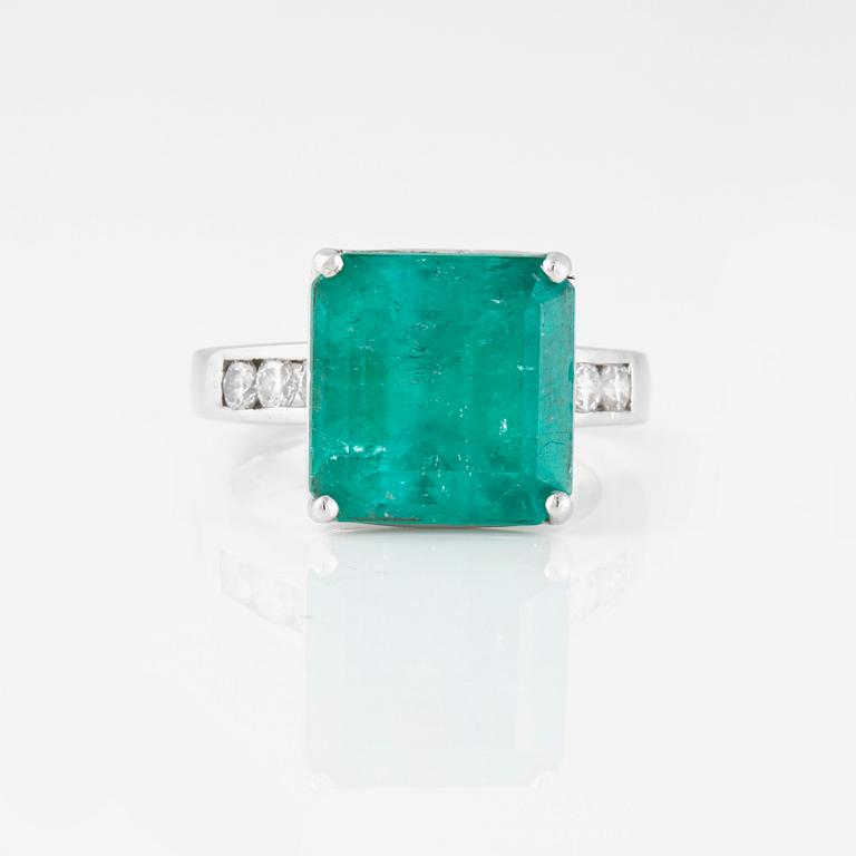 RING, med fasettslipad smaragd ca 9.00 ct och 6 briljantslipade diamanter.