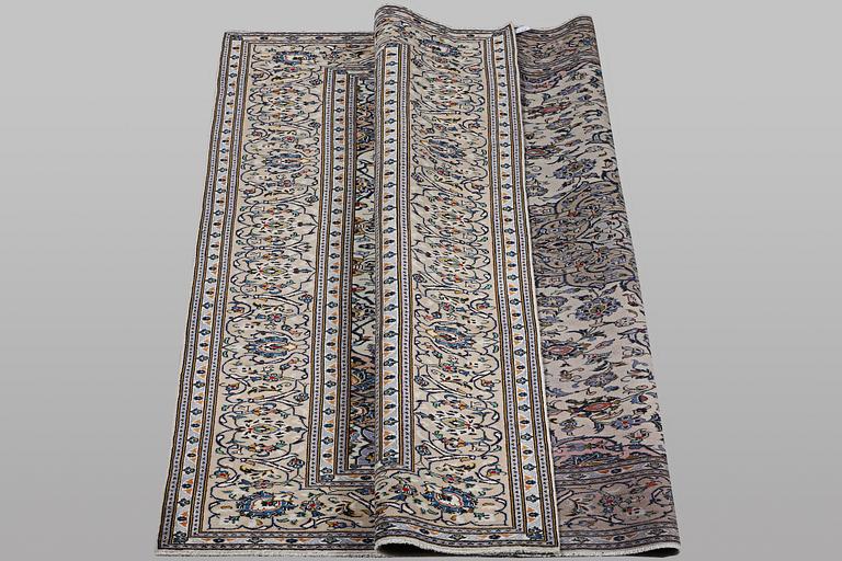 A carpet, Kashan, ca 326 x 257 cm.