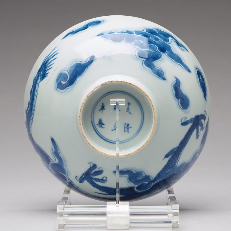 A blue and white bowl, Qing dynasty, 18th Century.