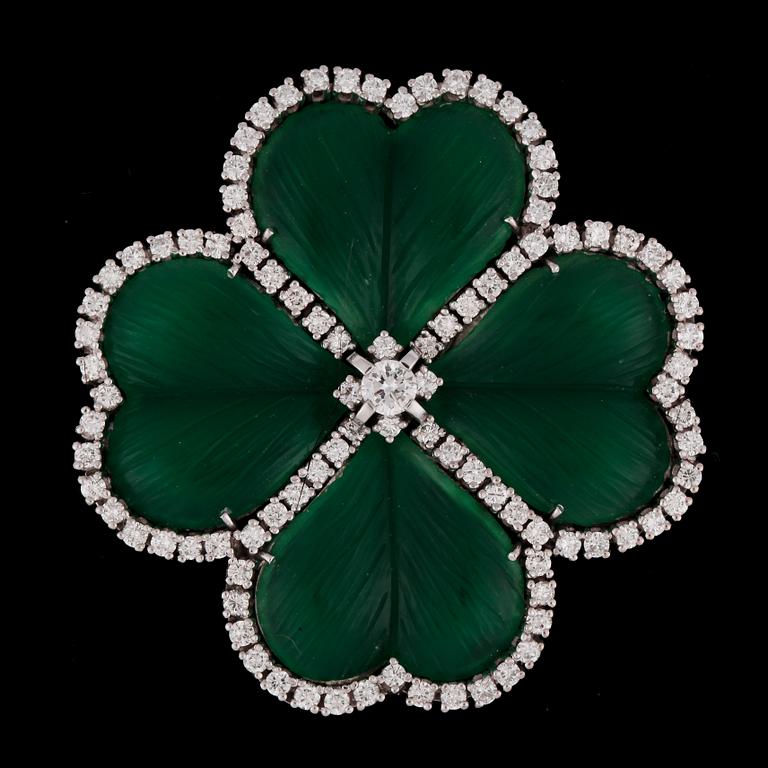 A green chalcedony and brilliant cut diamond brooch, tot. app. 2 cts.