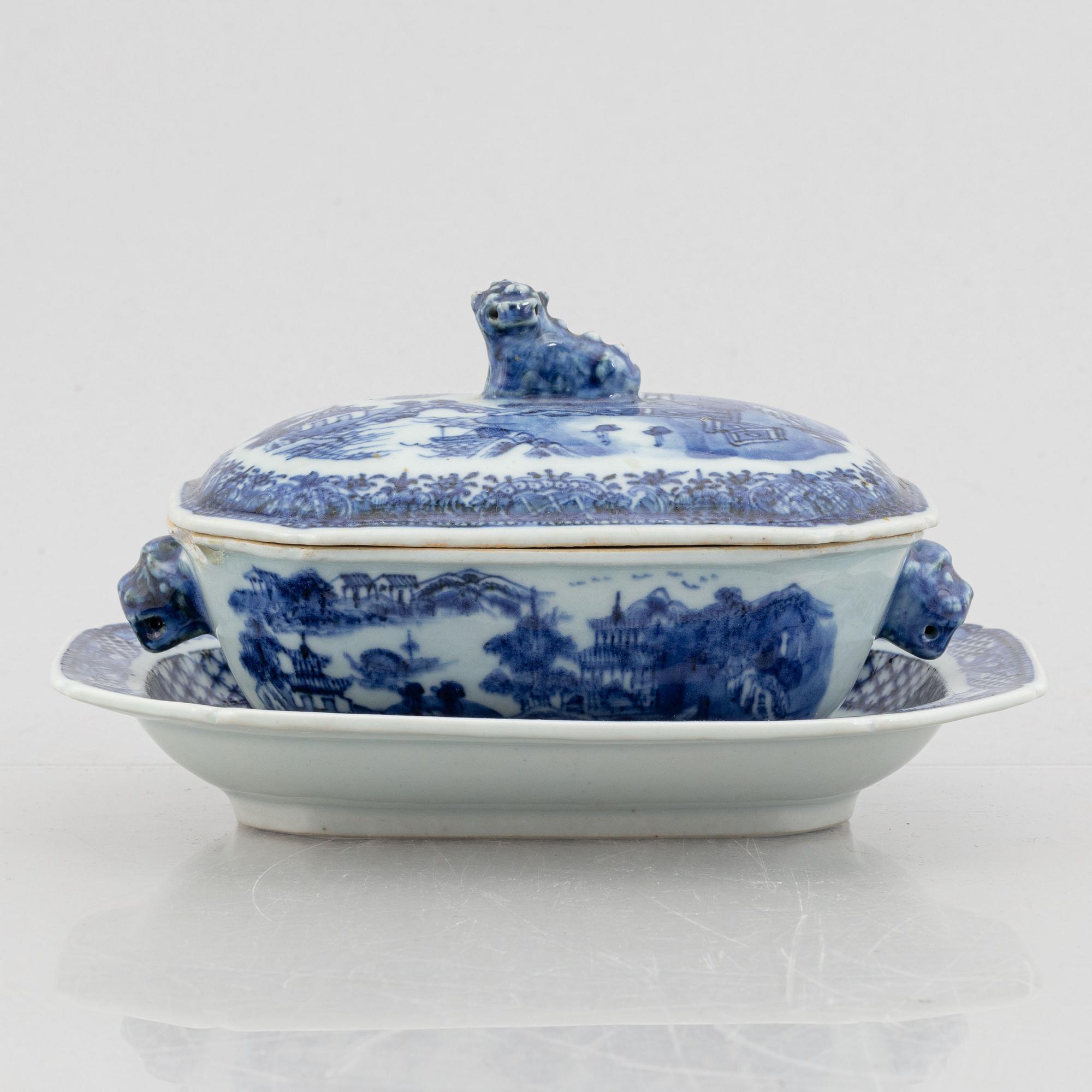 A blue and white small tureen with cover and stand, Qing dynasty, Qianlong (1736-95).