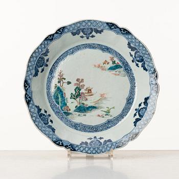 A part dinner service, Qing dynasty, Qianlong (1736-95). (19 pieces).