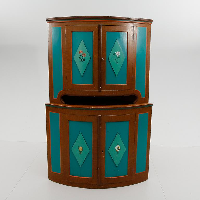 HÖRNSKÅP, allmoge, 1800-tal.