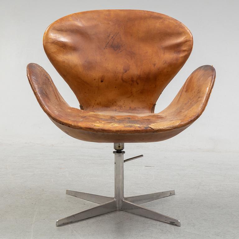 ARNE JACOBSEN, a "Svanen" easy chair, Fritz Hansen, Denmark.