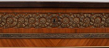 VITRINSKÅP, gustaviansk stil, 1900-talets mitt.