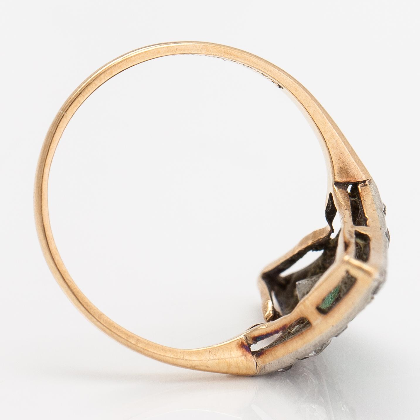 An 18K gold ring with an emerald and diamonds ca. 0.68 ct in total. A Tillander, Helsinki 1922.