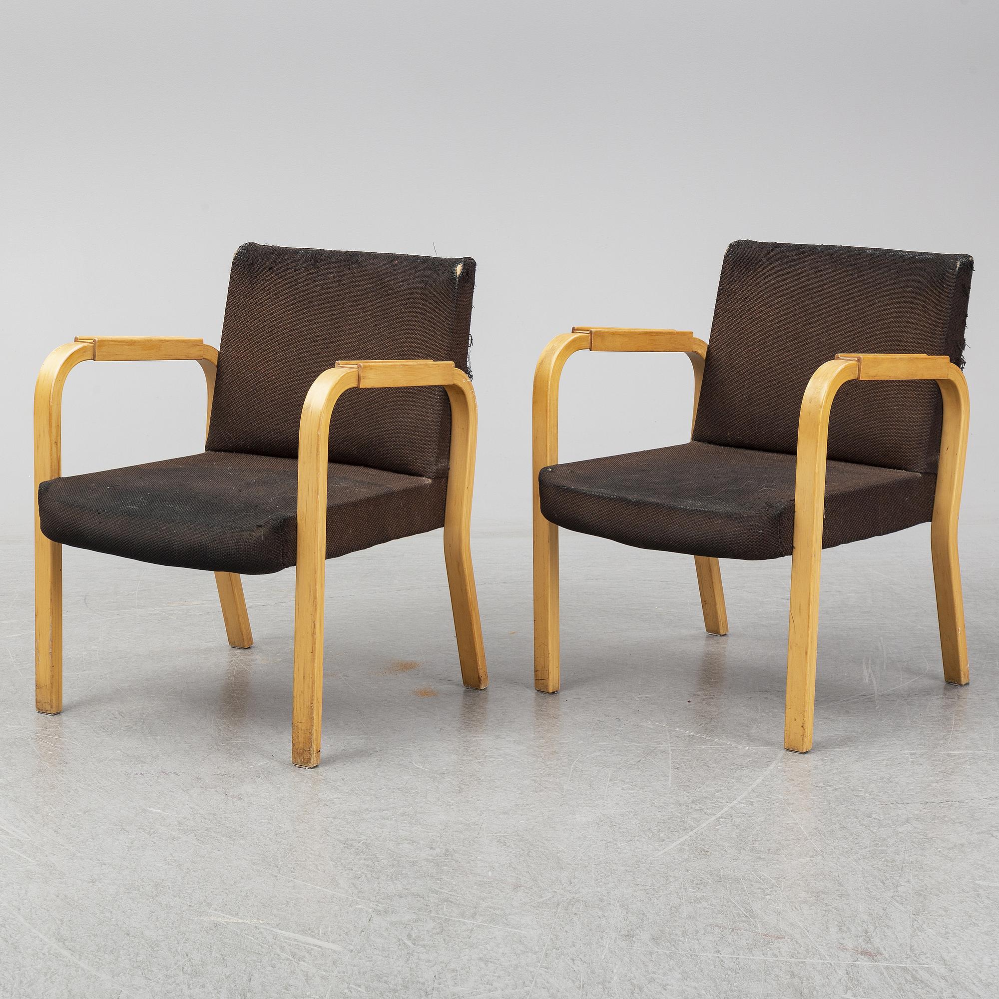 ALVAR AALTO, soffbord, björk samt karmstolar ett par, modell 46, Artek.