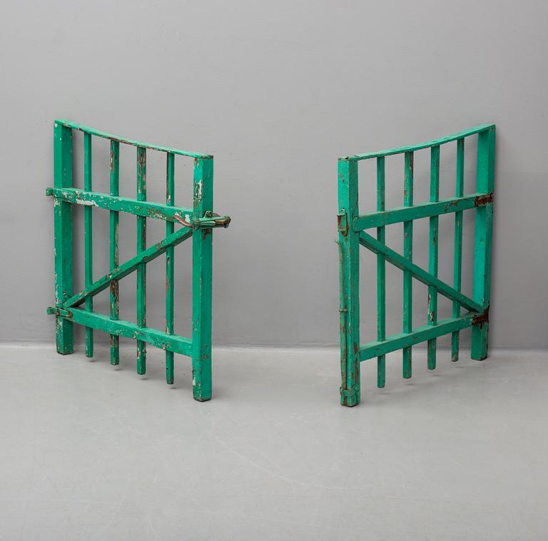 TRÄDGÅRDSGRINDAR, ett par, 1900-tal.