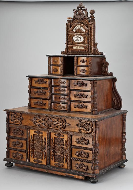 SKÅP, med kalender, 1800-talets slut.