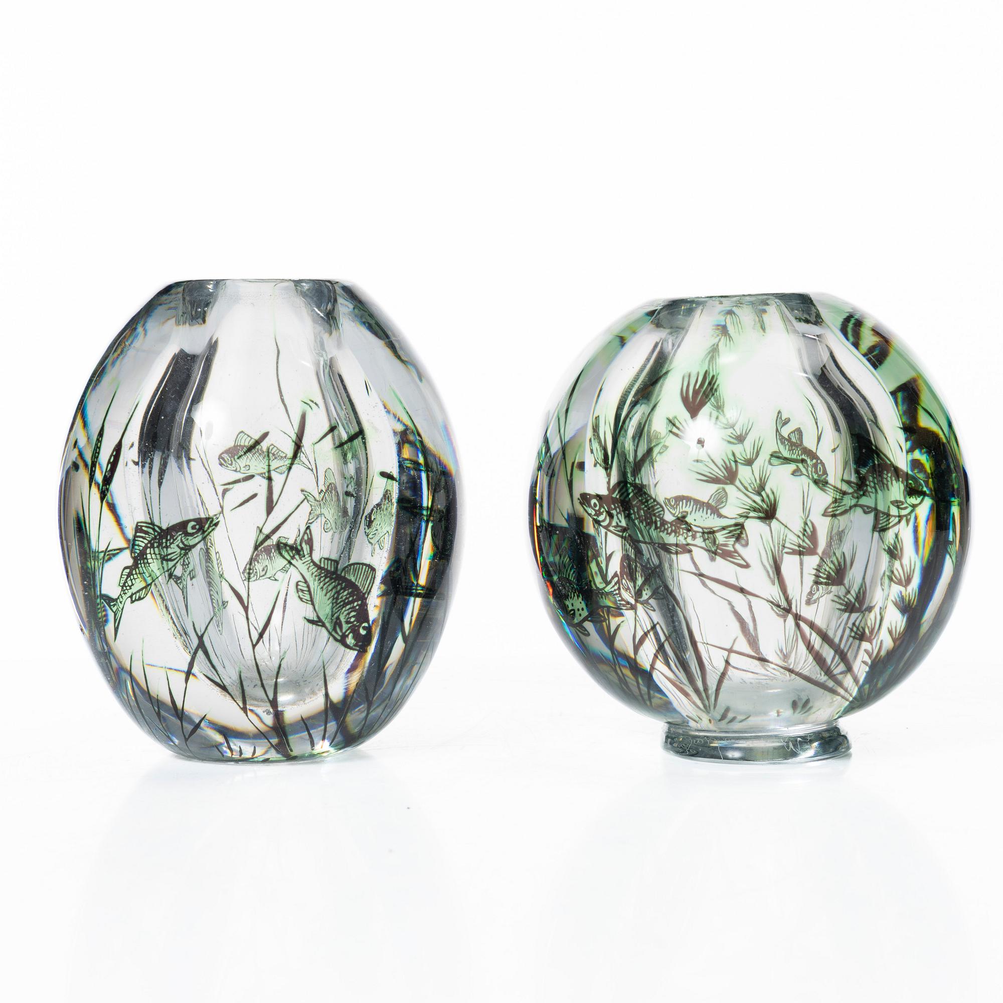 Edward Hald, vaser, 2 st, "fiskgraal" glas, Orrefors 1945 och 1952.