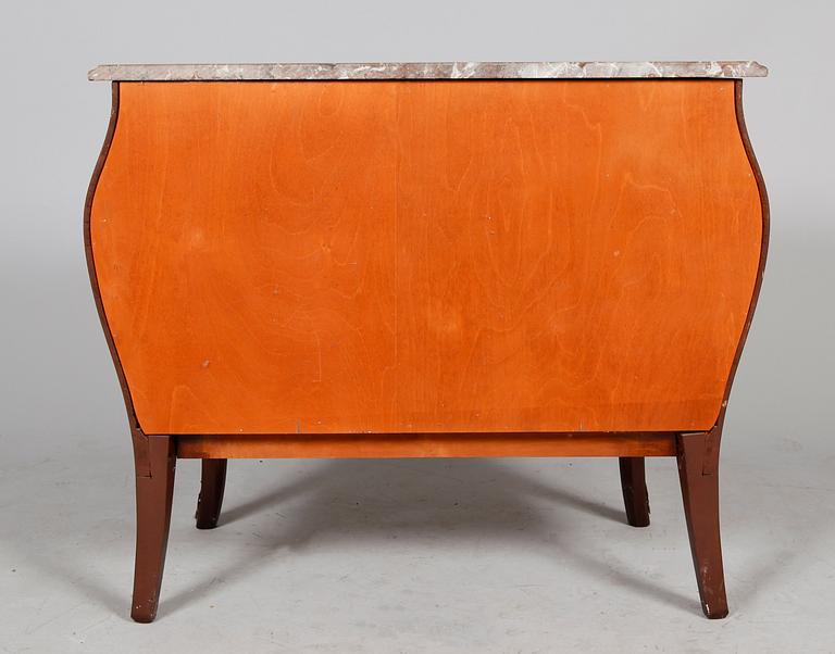 BYRÅ, rokokostil, 1900-talets andra hälft.