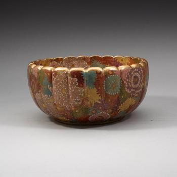 A large Japanese Satsuma bowl, Meiji period (1868-1912).