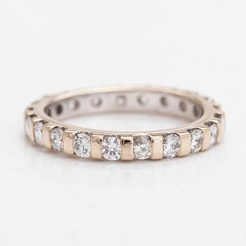 Ring, 18K guld helallians med briljantslipade diamanter, totalt ca 1.05 ct.