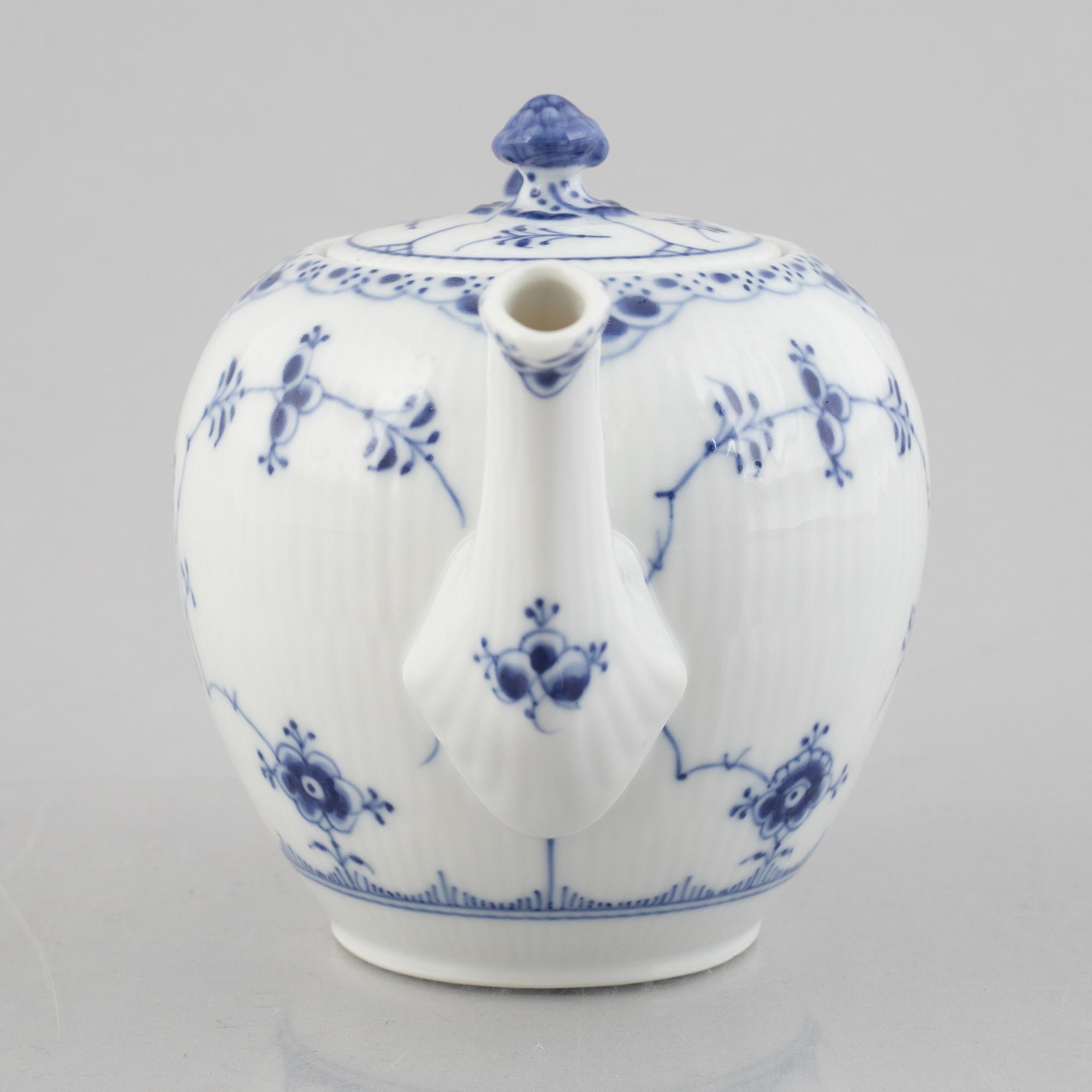A 'Blue Fluted half lace' / 'Musselmalet' porcelain teapot, Royal Copenhagen, model 259, post 1923.
