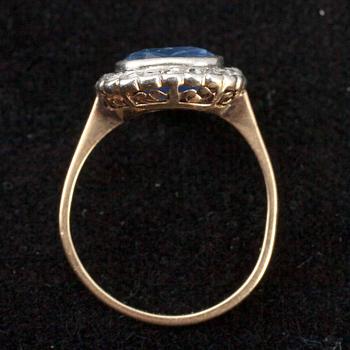 RING, safir samt 25 st. rosenslipade diamanter, guld 18K, Helsingfors 1929.