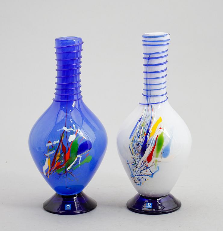 VASER, 2 st, glas, Gunne Brandstedt, Pukeberg, signerade.