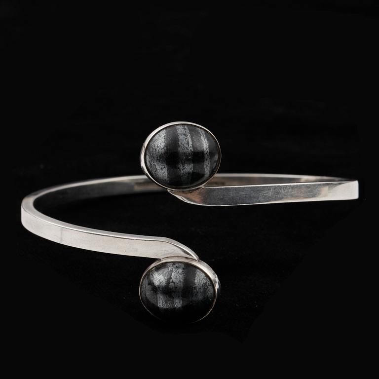 ARMRING, sterling silver, Lars Fleming, Borgila, Stockholm, 1964. Vikt 24,6g.