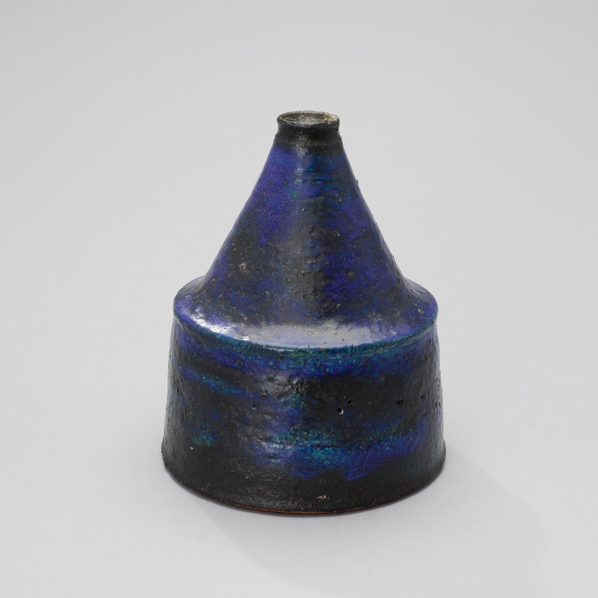 RAIJA TUUMI, PULLO, samottia, massasigneerattu RT ARABIA.