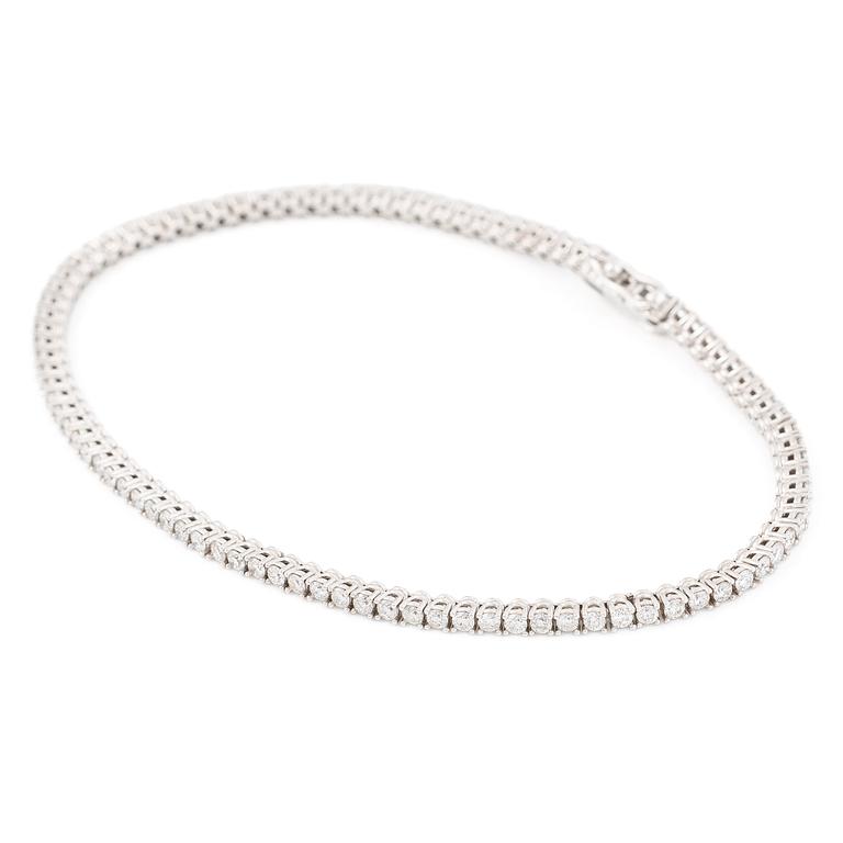 Tennisarmband 18K vitguld med briljantslipade diamanter.