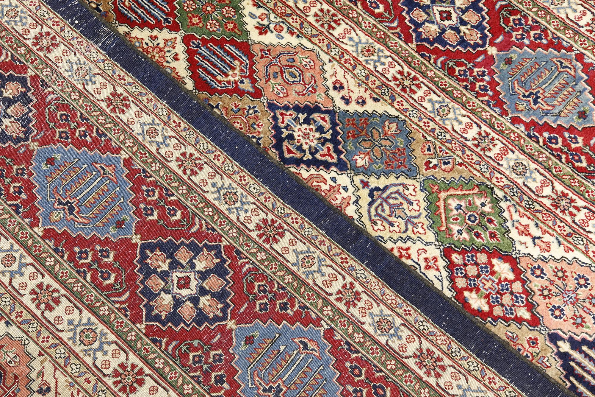 Carpet, Saruk, 363 x 268 cm.