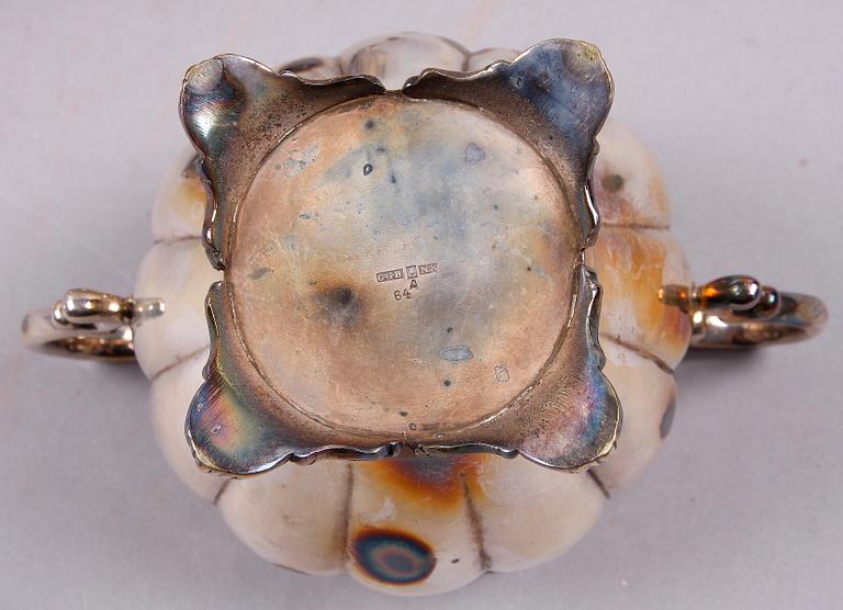 KAFFESERVIS, 3 delar, nysilver. Rokokostil.
CG Hallberg och AG Dufva.