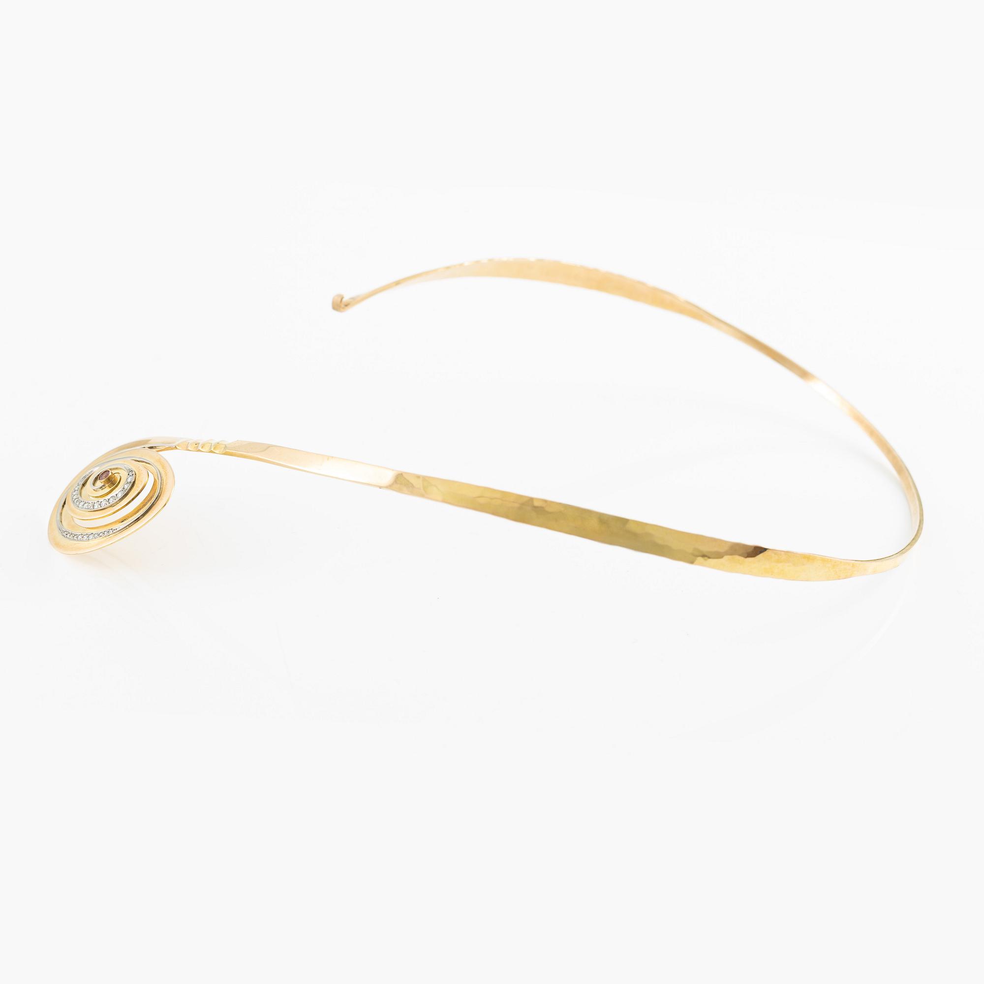Jan-Christer Lundqvist, collier, stel halsring, 18K guld med briljantslipade diamanter och rubin, Skövde.