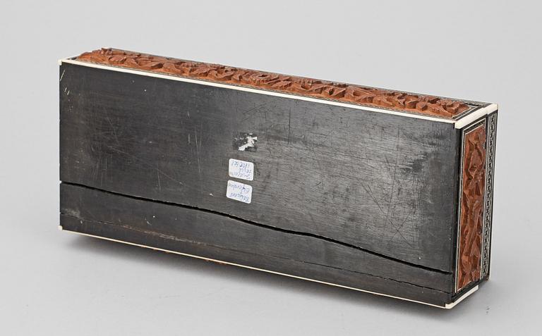 SKRIN, skuret trä, Indien, 1900-tal.