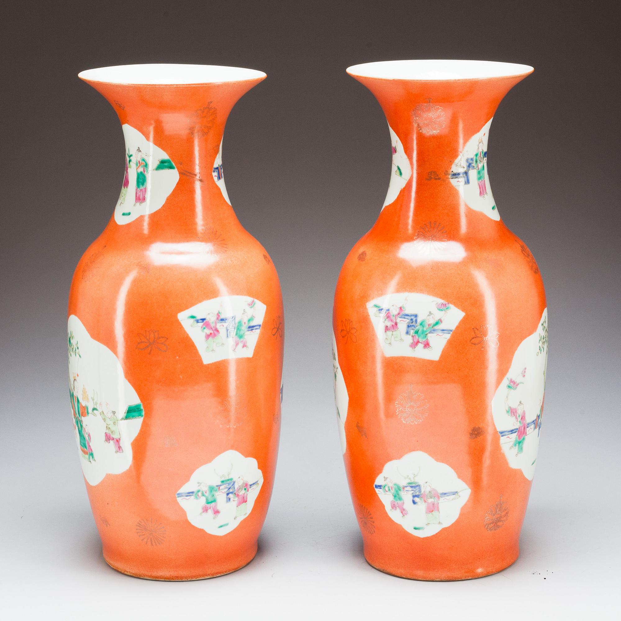 VASER, ett par, porslin, Kina, 1900-talets mitt.