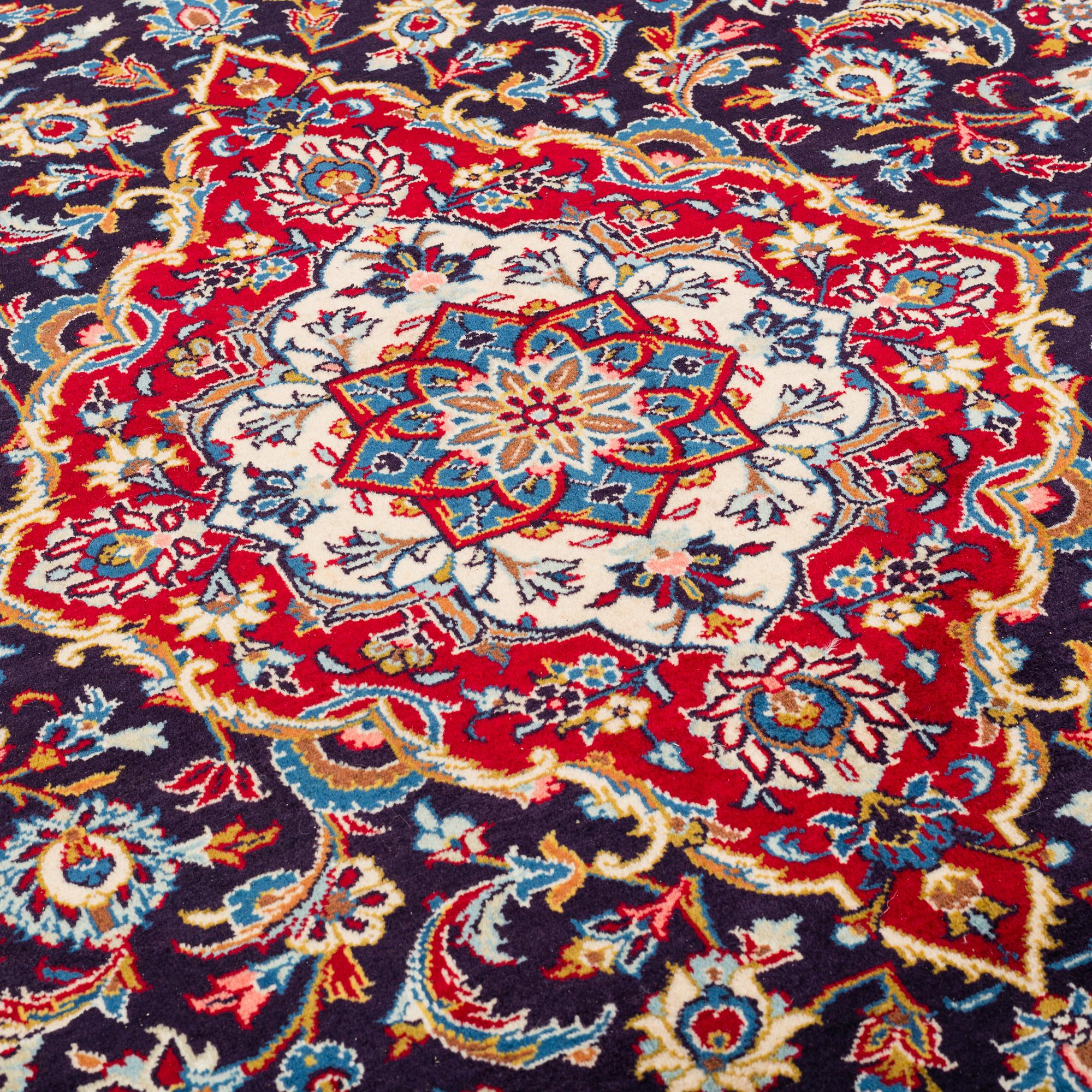 A CARPET, Kashan, ca 335 x 230 cm.