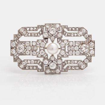 An Art deco brooch in platinum and 18K gold with ca. 3.70 ct of diamonds and a cultured pearl. 1920s-1930s.