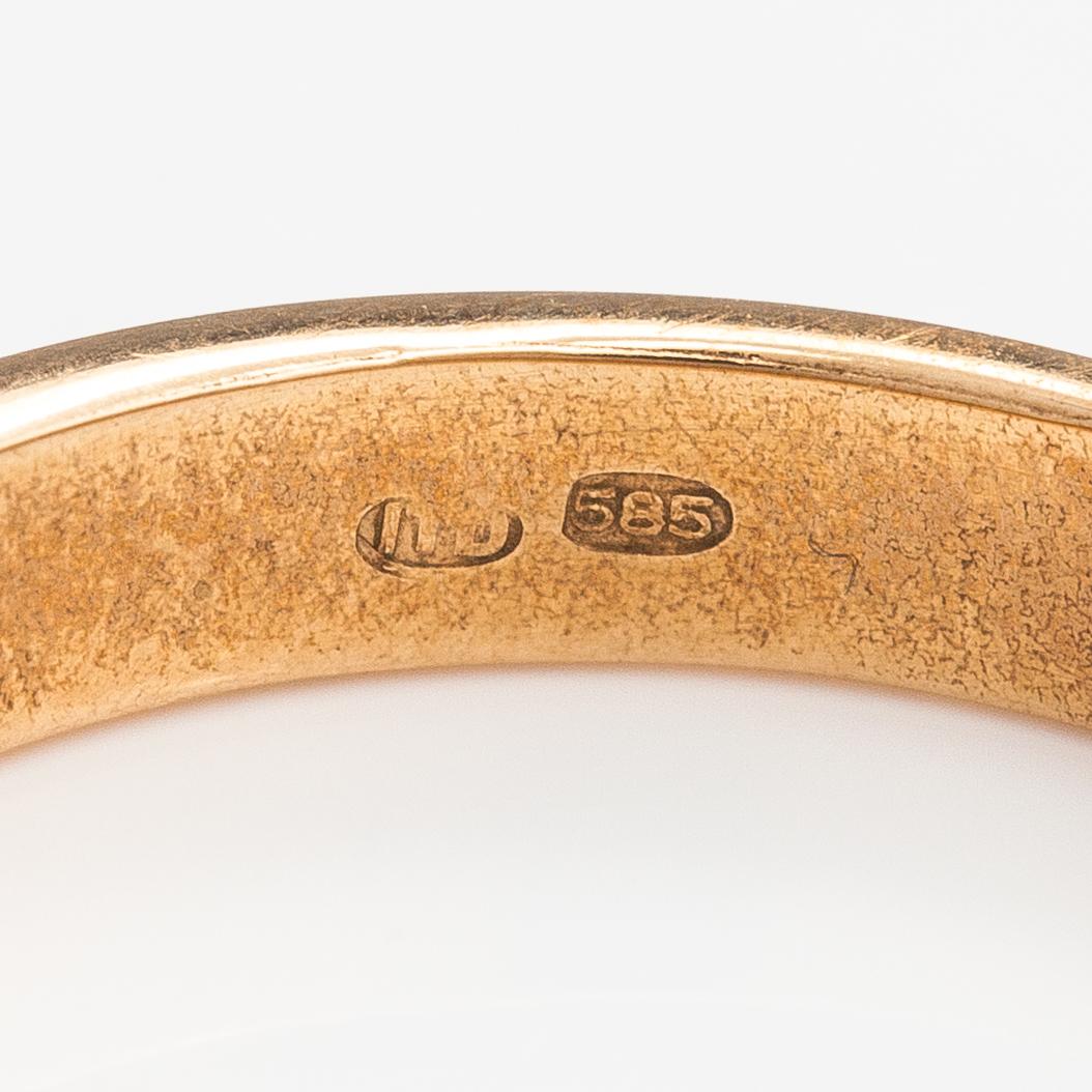 A 14K gold ring with a princess-cut diamond ca. 0.13 ct.