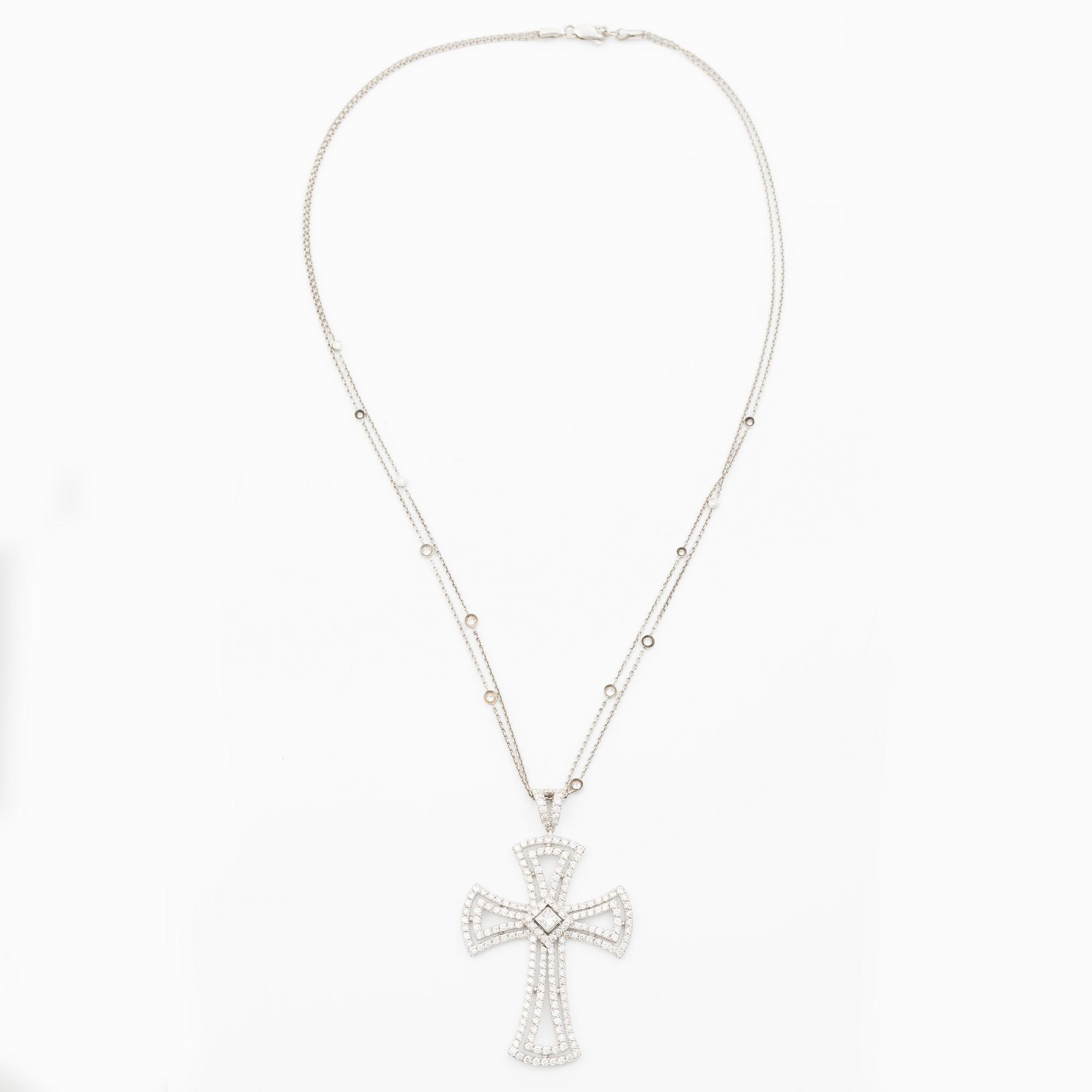Cross pendant in white gold with princess-cut and brilliant-cut diamonds.