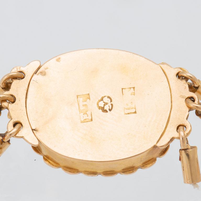 Halsband treradigt med odlade pärlor samt lås av 18K guld.