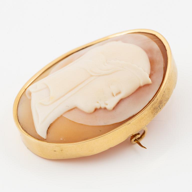 Brooch/pendant 18K gold with a shell cameo.