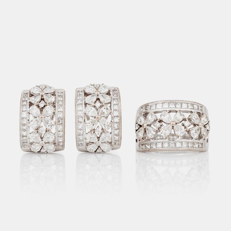 A set with ring and matching earrings. Pear-, princess- and brilliant-cut diamonds in a flower motif.