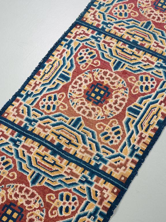 MEDITATION RUG. Semi-antique China. 205 x 69,5 cm.