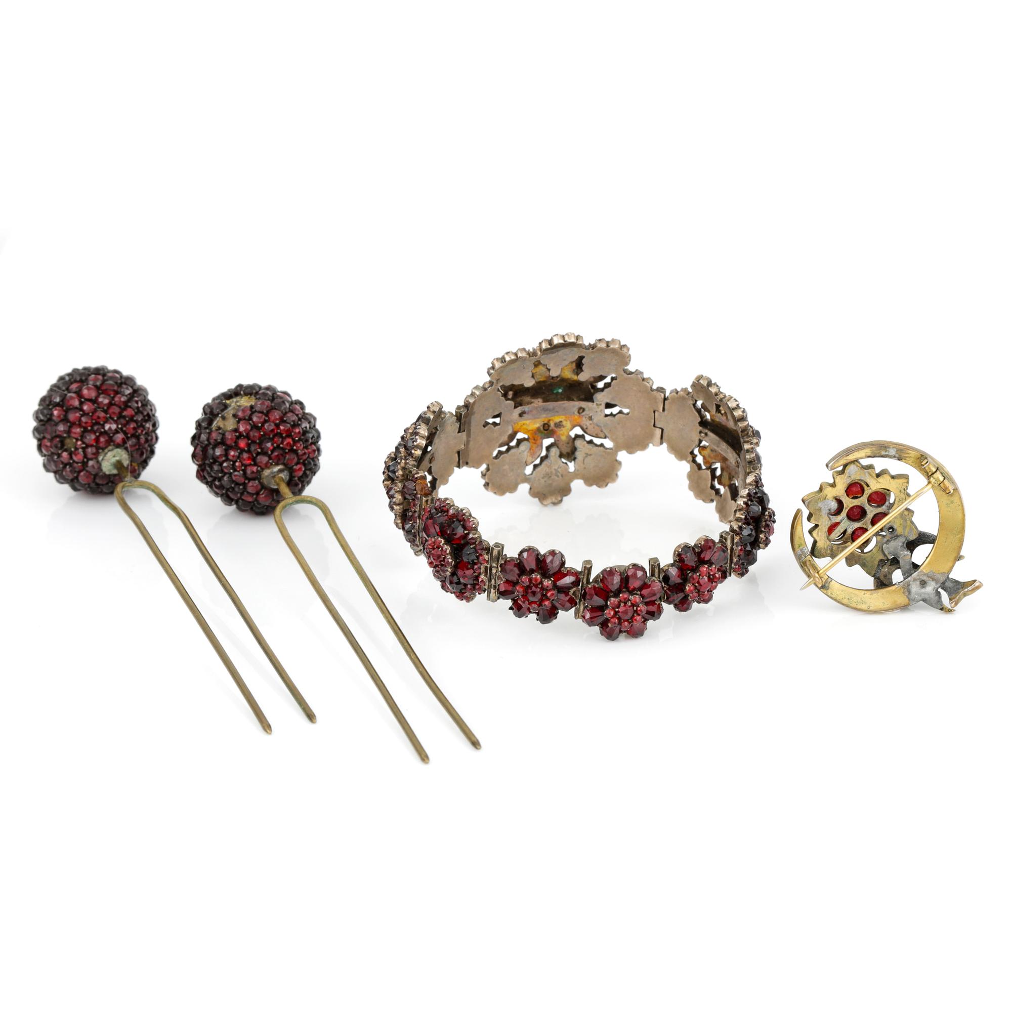 BIJOUTERIER, armband, brosch, samt 2 hårnålar, röda glasstenar, förgylld vitmetall, 1800-talets andra hälft.