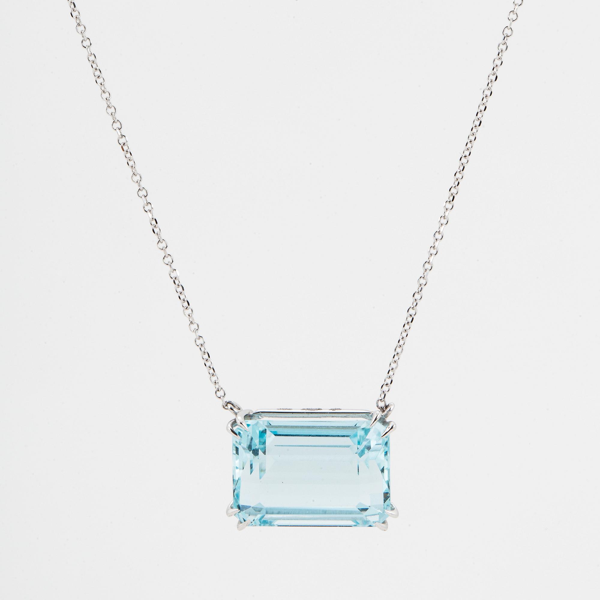 COLLIER, med smaragdslipad akvamarin.