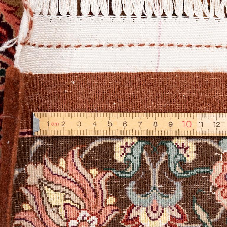 Matta, Isfahan, centrala Persien, part silk, signerad, ca 270 x 185 cm.
