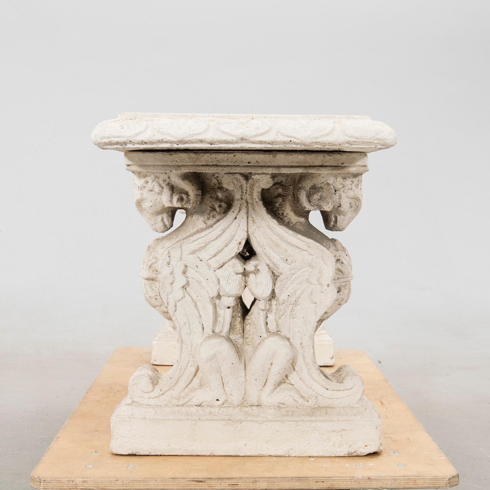 Trädgårdsbänk, betong, 1900-tal.