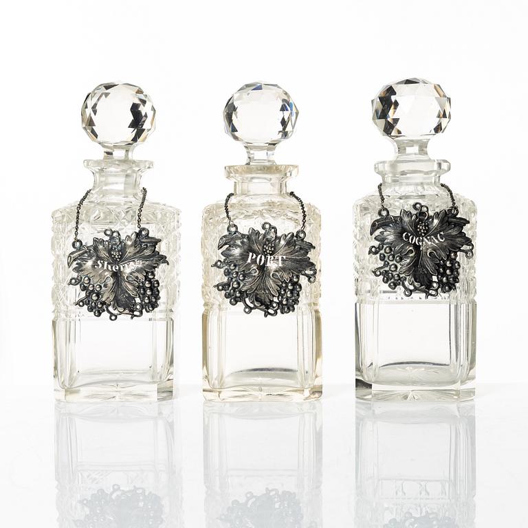 A wooden box with three glass flasks, Birmingham, circa 1900.