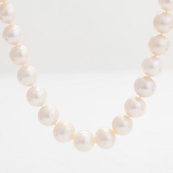 A cultured pearl necklace, clasp in 14K gold with diamonds ca 0.12 ct in total.