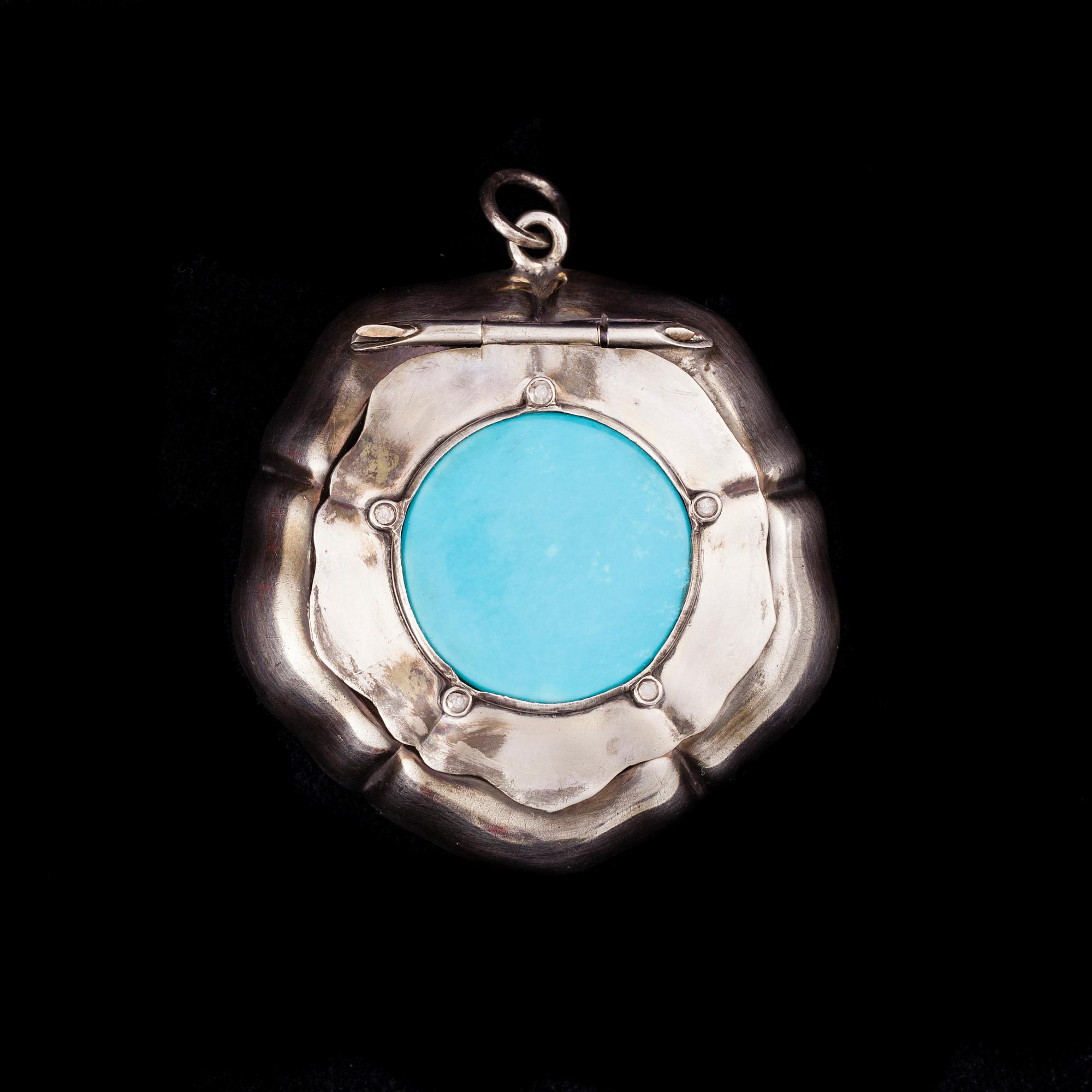 MEDALJONG, silver, turkos, små diamanter. Ryska stämplar 1900-talets början. Vikt 16 g.