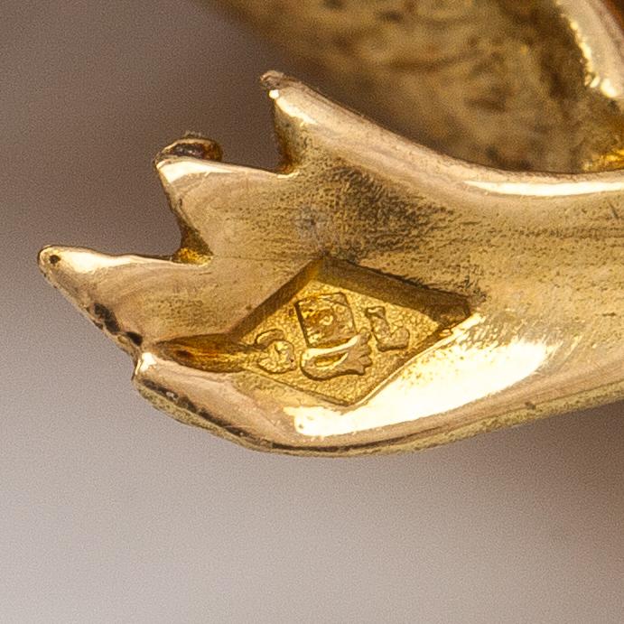 An 18K gold brooch in the form of a duck with an emerald and diamonds ca. 0.065 ct in total. French halmmarks.