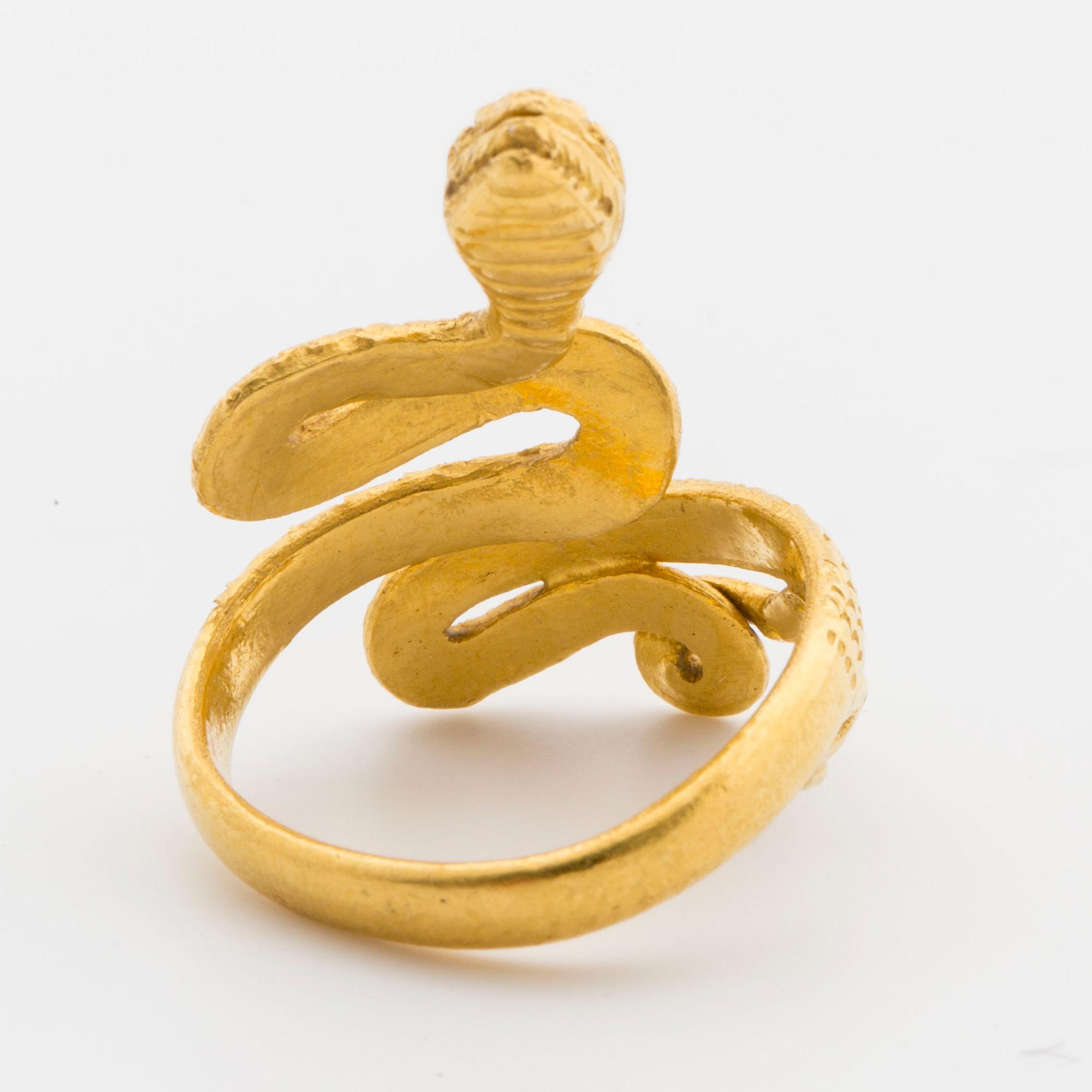 RING 18K gold in a shape of a serpent.