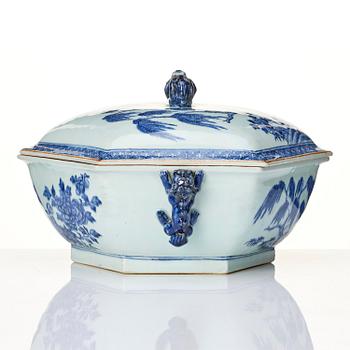 A blue and white tureen with cover and stand, Qing dynasty, Qianlong (1736-95).