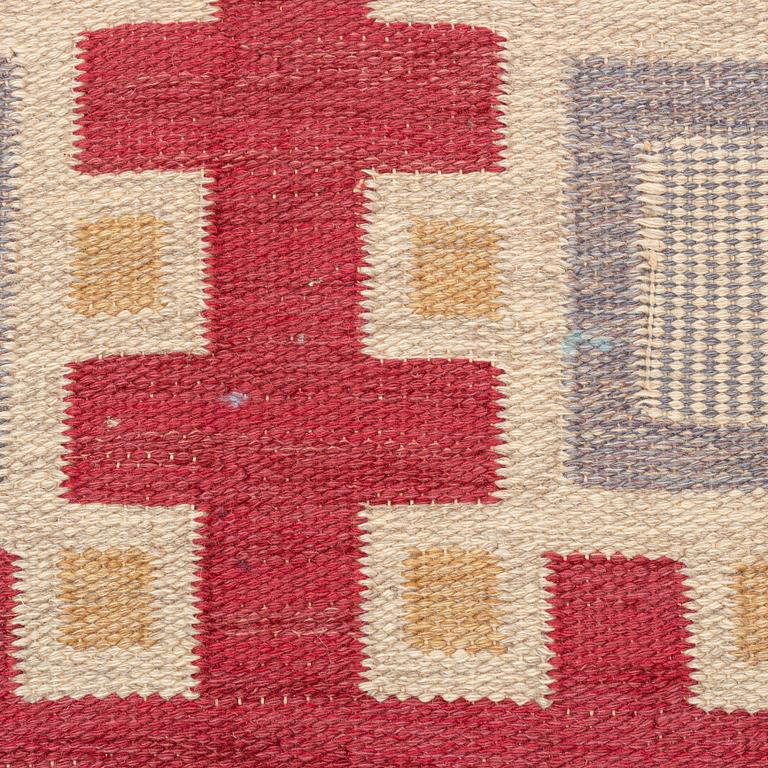 Edna Martin, a carpet, 'Oktandria, röd', flat weave, approximately 323 x 227 cm, signed SH (Svensk hemslöjd).