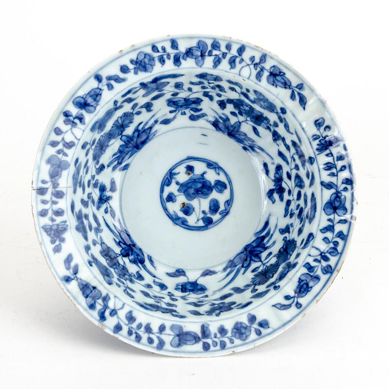 A Chinese Kangxi porcelain bowl.