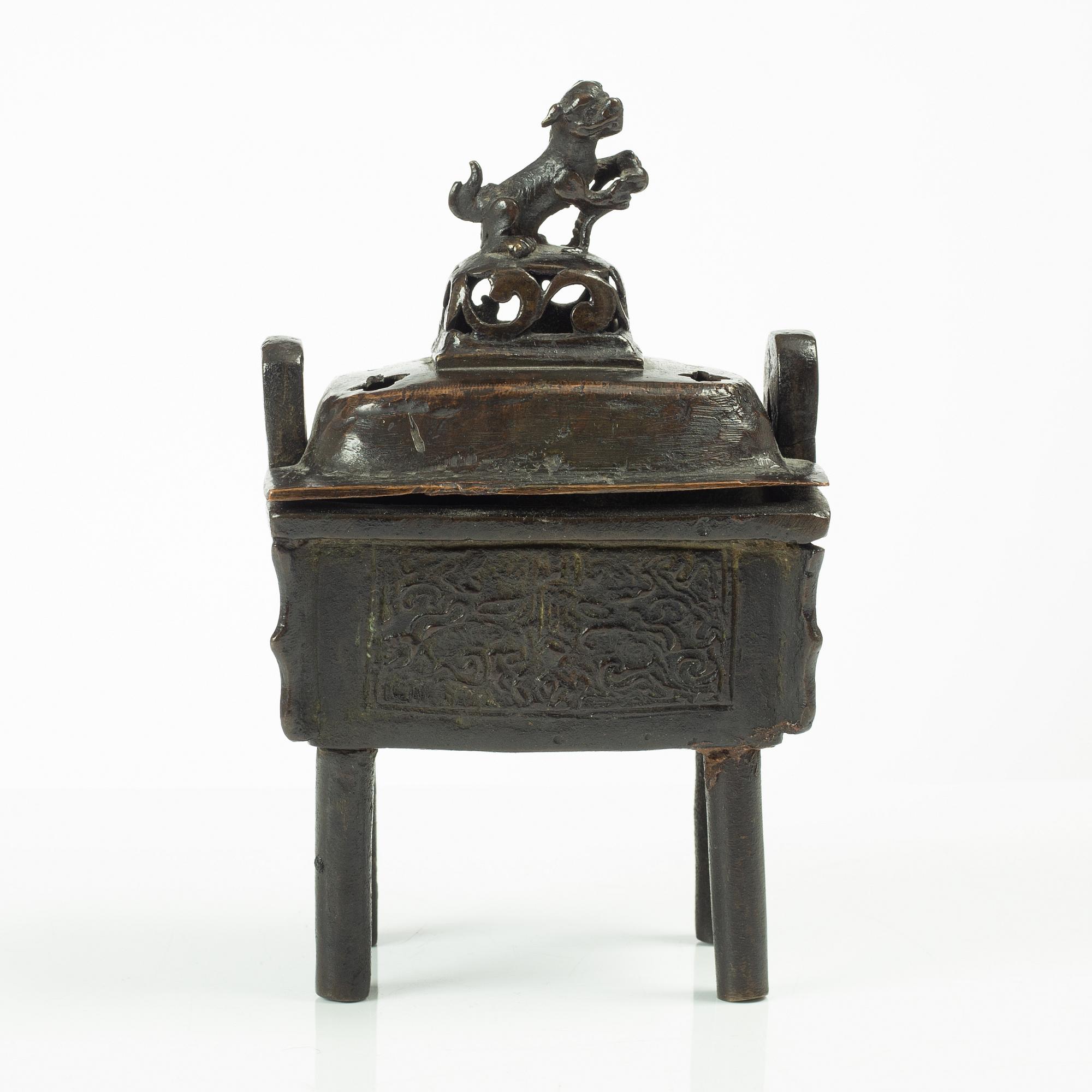 A Chinese bronze censer, Qing dynasty.